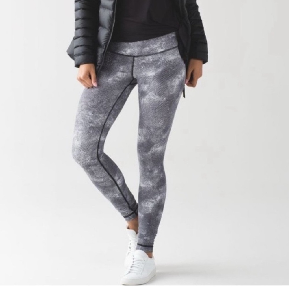 Lululemon Wunder Under Luxtreme
Diffusion Leggings Black/White, Size 6